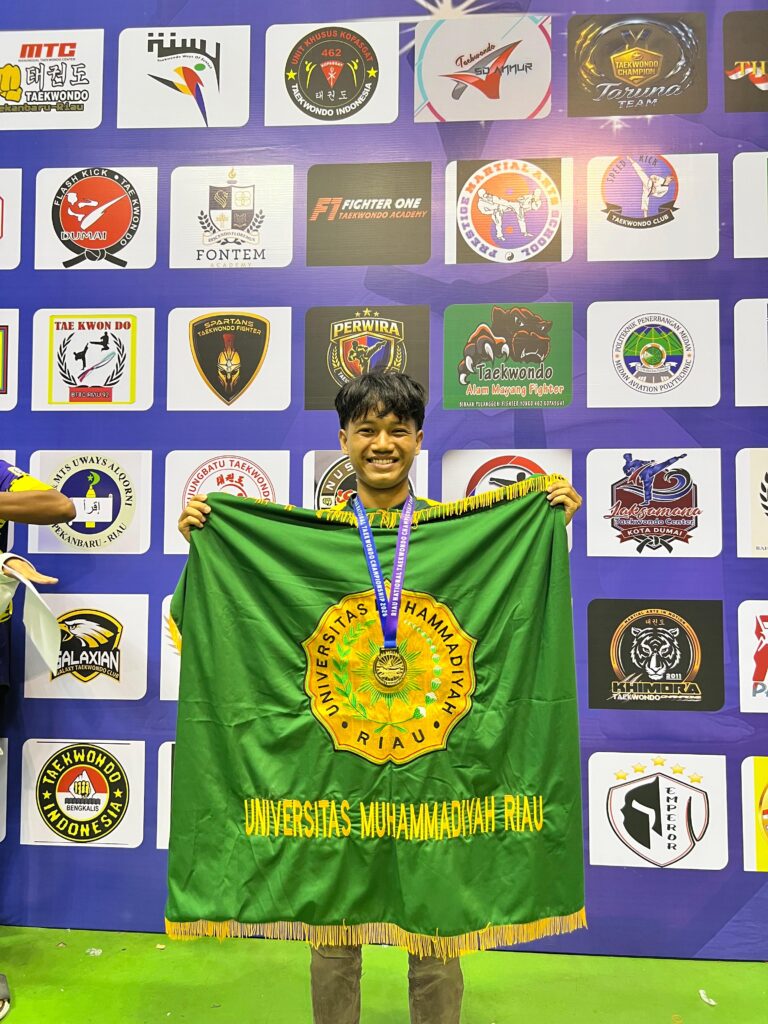 Mahasiswa Manajemen Fakultas Ekonomi dan Bisnis Raih Medali Emas Cabang Angkat Besi U58kg Kategori Senior Putra