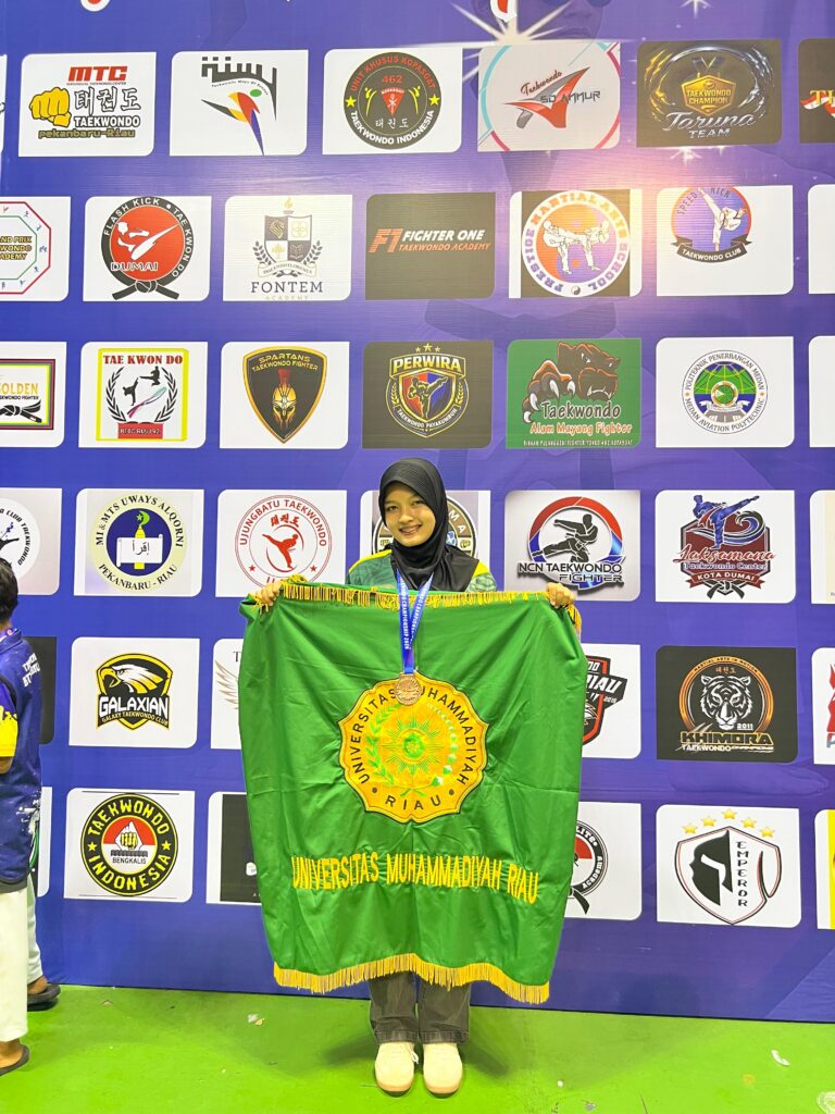 Mahasiswi Manajemen Sabet Medali Perunggu Angkat Besi U62kg Kategori Senior Putri